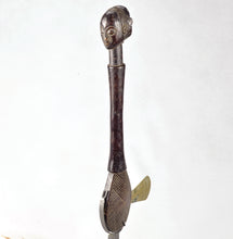 Hache de prestige Luba en bois et cuivre avec patine ancienne, Congo RDC