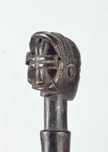 Détail de la coiffure en tresses entrelacées du personnage féminin d'une hache de prestige Luba, Congo RDC