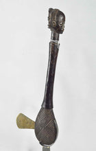 Vue latérale d'une hache cérémoniale Luba, hauteur 44,5 cm, Congo RDC