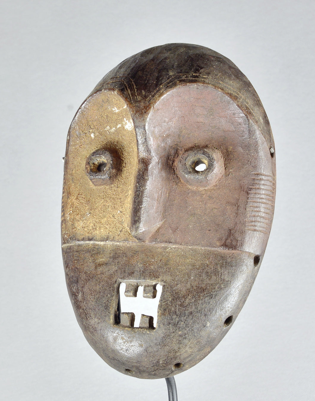 MC1892 Joli petit masque Metoko culte du Bukota Mituku Mask