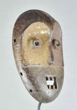 MC1892 Joli petit masque Metoko culte du Bukota Mituku Mask