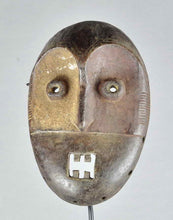 MC1892 Joli petit masque Metoko culte du Bukota Mituku Mask