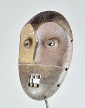 MC1892 Joli petit masque Metoko culte du Bukota Mituku Mask