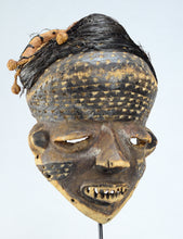 Masque africain Mbuya Pende, art tribal Congo, détaillé et expressif