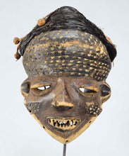 Masque Mbuya Pende ancien, bois sculpté, RDC, vue frontale