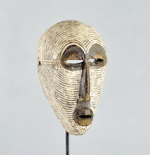 MC1749 Joli petit Masque féminin Songye Kifwebe miniature Mask