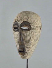 MC1749 Joli petit Masque féminin Songye Kifwebe miniature Mask