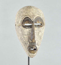 MC1749 Joli petit Masque féminin Songye Kifwebe miniature Mask