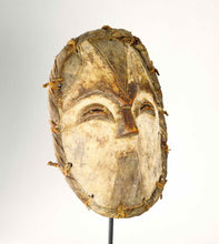 MC1369 Beau masque africain Yela voisins Mbole mask Congo Rdc