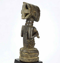 MC1275 Belle statue féminine Luba Female Figure Congo RDC
