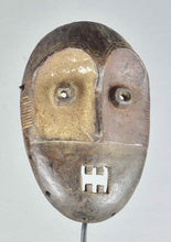 MC1892 Joli petit masque Metoko culte du Bukota Mituku Mask