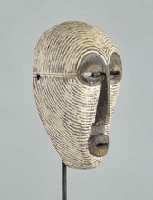 MC1749 Joli petit Masque féminin Songye Kifwebe miniature Mask