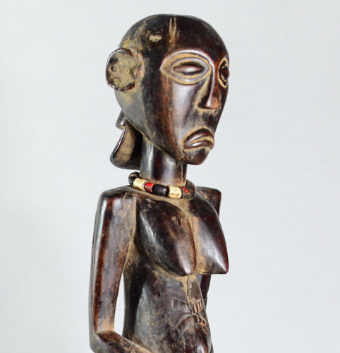 MC1649 Puissante statue cultuelle féminine Luba  Female Figure Congo Rdc