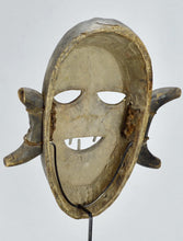 MC1684 Beau masque guerrier Boa Pongdudu Congo warrior mask